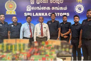 சீன சிகரெட் தொகையை நாட்டுக்குள் கொண்டு வந்த வெளிநாட்டுப் பயணிகள் இருவர் கைது!