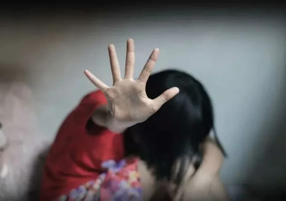 தாயின் கள்ளக்காதலனால் மக்கள் துஷ்பிரயோகம்!