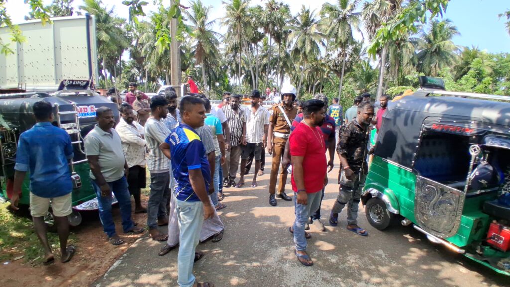 ‘பிக்மீ’யால் வாழ்வாதாரம் பாதிக்கப்படுவதாக கொடிகாமம் முச்சக்கரவண்டி உரிமையாளர் சங்கத்தினர் போராட்டம்!