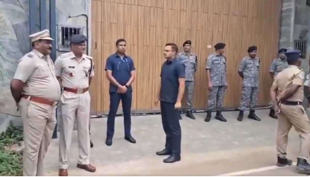 விஜய் இல்லத்தில் பாதுகாப்புப் பணிகளில் ஈடுபடும் பொலிஸார்!