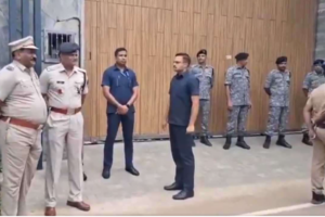 விஜய் இல்லத்தில் பாதுகாப்புப் பணிகளில் ஈடுபடும் பொலிஸார்!