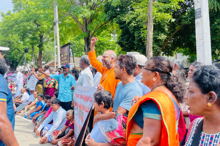 வலி.வடக்கு பிரதேச மக்கள் தம்மை மீள்குடியேற்றுமாறு கோரி போராட்டம்!