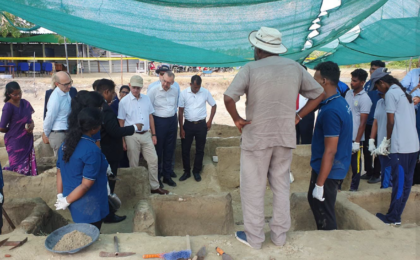 சர்வதேச விசாரணை வேண்டும்- செம்மணி வளைவு பகுதியில் கவனயீர்ப்புப் போராட்டம்!