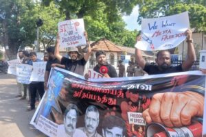 யாழ். மாவட்ட செயலகம் முன்பாக ஊடகவியலாளர்களால் முன்னெடுக்கப்பட்ட போராட்டம்!!