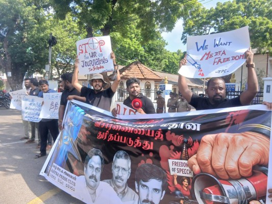 யாழ். மாவட்ட செயலகம் முன்பாக ஊடகவியலாளர்களால் முன்னெடுக்கப்பட்ட போராட்டம்!!