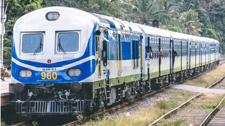 ரயிலில் ஏற்பட்ட தொழில்நுட்பக் கோளாறு- பயணிகள் கடும் நெரிசலில்!