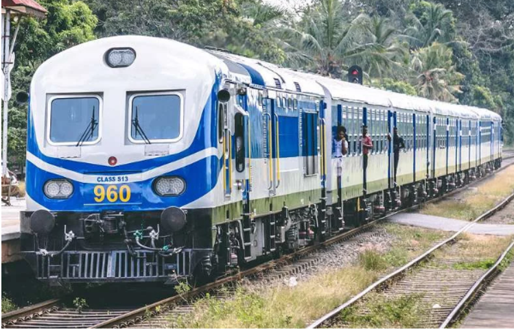 ரயிலில் ஏற்பட்ட தொழில்நுட்பக் கோளாறு- பயணிகள் கடும் நெரிசலில்!