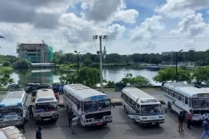 பேருந்துகள் நிறுத்தும் இடங்களை மறைக்கும் வகையில் ஏனைய வாகனங்களை நிறுத்துவதற்கு எதிராக சட்ட நடவடிக்கை!