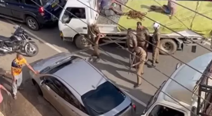 பொலிஸார் தடுத்தும் நிறுத்தாமல் சென்ற கார்- பொலிஸாரின் அதிரடி!