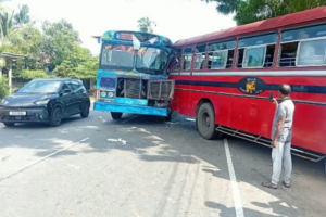 தனியார் பேருந்து, அரச பேருந்து மோதி விபத்து!!