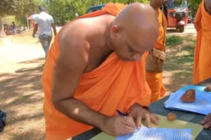 ஞானசார தேரருக்கு பொதுமன்னிப்பு வழங்கி விடுவிக்கக் கோரி கையெழுத்து திரட்டும் விசேட பிரசாரம்!!