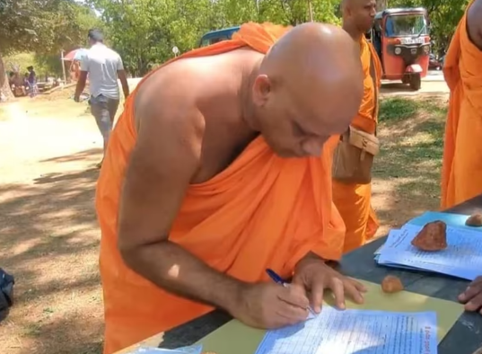 ஞானசார தேரருக்கு பொதுமன்னிப்பு வழங்கி விடுவிக்கக் கோரி கையெழுத்து திரட்டும் விசேட பிரசாரம்!!