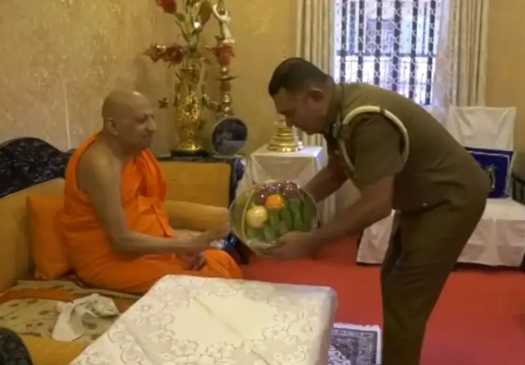 அஸ்கிரிய பீடத்தின் மகாநாயக்க தேரரை சந்தித்த சிறைச்சாலை உயரதிகாரிகள்!