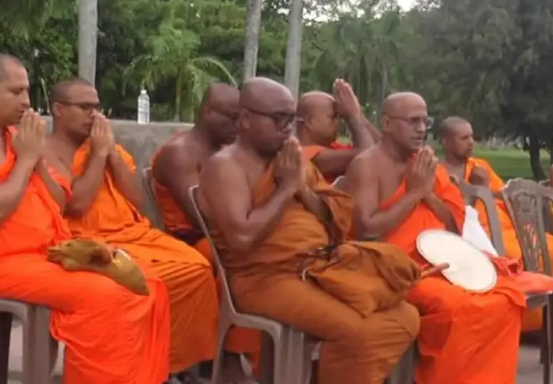 பிக்குமாரின் சத்தியாகிரகம் 4ஆவது நாளாகவும் தொடர்கின்றது!!
